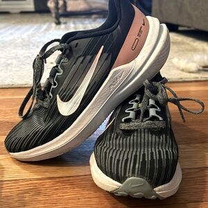 Nike womens Air Winflo 9 Running Shoe.